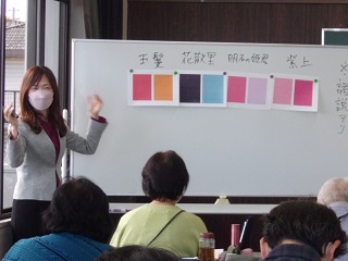 令和5年11月11日・18日・25日、流山市立中央図書館で文学講座「色で読み解く源氏物語の女君」（全3回）が開催されました。