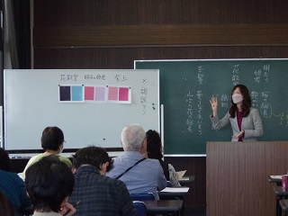 令和5年11月11日、18日、25日に流山市立中央図書館で文学講座「色で読み解く源氏物語の女君」（全3回）が開催されました。