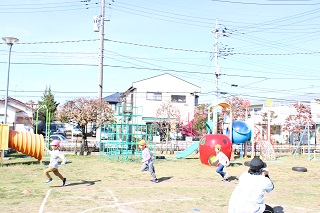 幼稚園、保育園の友だちがかけっこをしています。