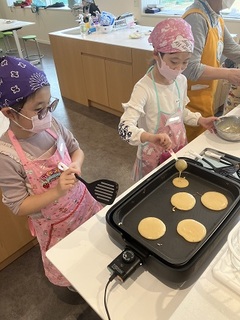 どら焼きの皮作りを行う子どもたち