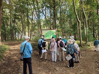 東深井古墳群を散策している参加者　集まって案内板をみている写真