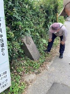 道しるべを確認する参加者の写真