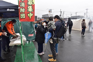 非常食を配布する女性消防団員