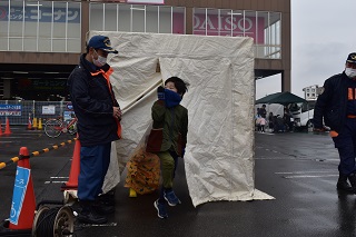 煙体験を終えた少年