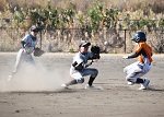 流山ホークスの選手がベースまで走り、守備の東深井ボーイズの選手がボールを受けようとしている様子の写真