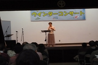 西尾和子さんが舞台上で歌う様子の写真