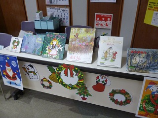 演目に使われた絵本が机の上に並んでいる様子の写真。机はクリスマス仕様に装飾されている。