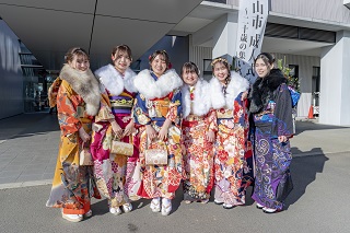 流山市成人式と書かれた立て看板の前で並んでポーズをとる振袖姿の6人の女性の写真