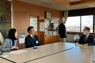 石本海斗さんと井崎市長の懇談の様子の写真