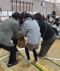 水がめ体験の様子の写真