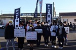 西初石小中学校の児童・生徒が初石駅前で募金を呼び掛けている様子の写真