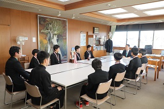 市長と話す生徒9人と、顧問の先生の写真
