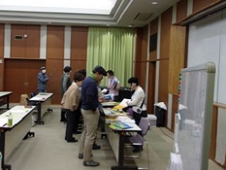 令和6年1月21日、森の図書館で「英語の絵本で読み聞かせ養成講座」が開催されました。