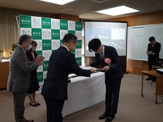 井崎市長が賞状を渡す様子の写真