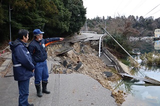 被災地区を視察する坂巻議長