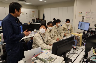 流山市からの派遣職員を激励する坂巻議長