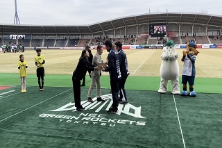 井崎市長と芝田市長が野菜の詰め合わせとイチゴをそれぞれ選手に贈呈している様子の写真