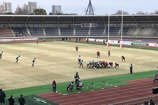 試合の様子の写真。両選手がスクラムを組んでいる