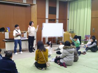 令和6年2月4日、森の図書館で「よみきかせ えいご絵本ライブ!」が開催されました。