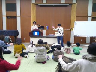 令和6年2月4日、森の図書館で「よみきかせ え絵本ライブ!」が開催されました。
