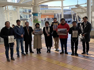 駅で能登半島地震の募金を行う流山市議会議員