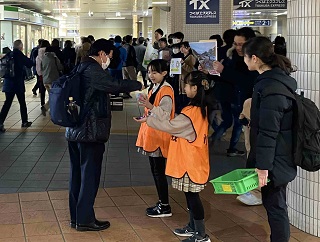 駅で能登半島地震の募金を行う子どもたち