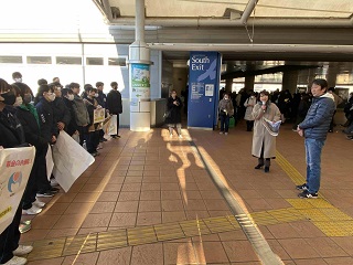 駅で能登半島地震の募金を行う子どもたち