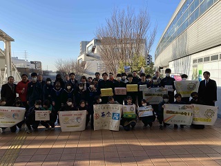 駅で能登半島地震の募金を行う子どもたちと流山市議会議員ら