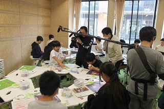 子どもが取材を受けている様子の写真