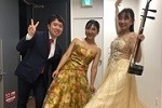 出演した3人がピースをして撮った写真