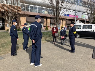 流山おおたかの森駅南口広場で街頭啓発を行う様子