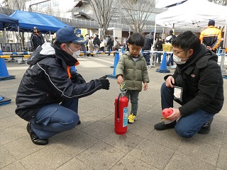 水消火器の体験を行う親子の写真