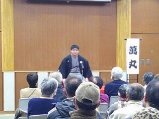 演目を披露する三遊亭萬丸さんの写真