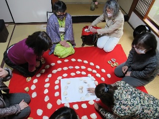 平安貴族の雅な遊び「貝合わせ」の体験会が開催