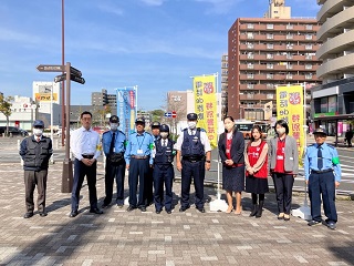 流山市民安全パトロール隊をはじめ街頭啓発に参加した方々の集合写真