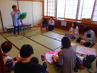 オカリナ演奏を楽しむ親子の様子