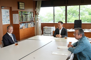 林健二さんと井崎市長、石原副市長の歓談の様子