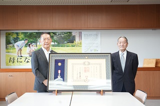 林健二さんと井崎市長、記念撮影の様子