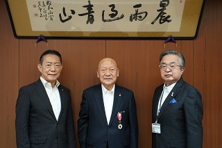 山崎政治さんと井崎市長、石原副市長、記念撮影の様子