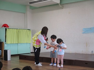 子どもが自分の作った七夕制作の説明をしている様子