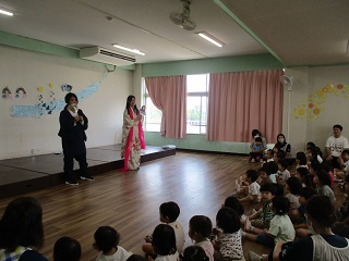 彦星様と織姫さまの前で、子ども達が「たなばたさま」を歌っている