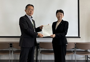 市長から会長へ諮問書を手渡し