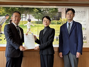 福祉施策審議会から市長へ答申書を手渡し