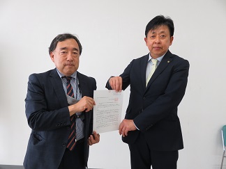 諮問書を手にする土屋会長と生涯学習部長