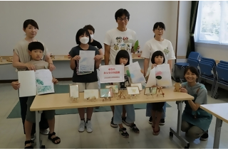 完成した作品とともに集合写真
