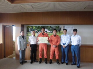 市長室で賞状をもつ2人と、市長、副市長、他2名が並んでいる様子の写真
