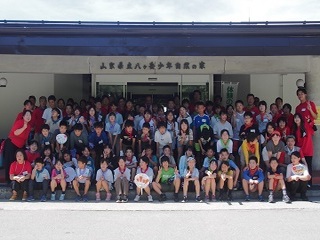 施設での集合写真