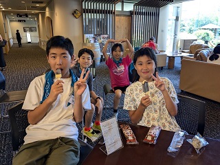 アイスの食べ放題を楽しむ参加者