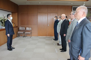 市長と受賞者の方々が整列する様子