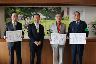 市長と受賞者の方との記念撮影